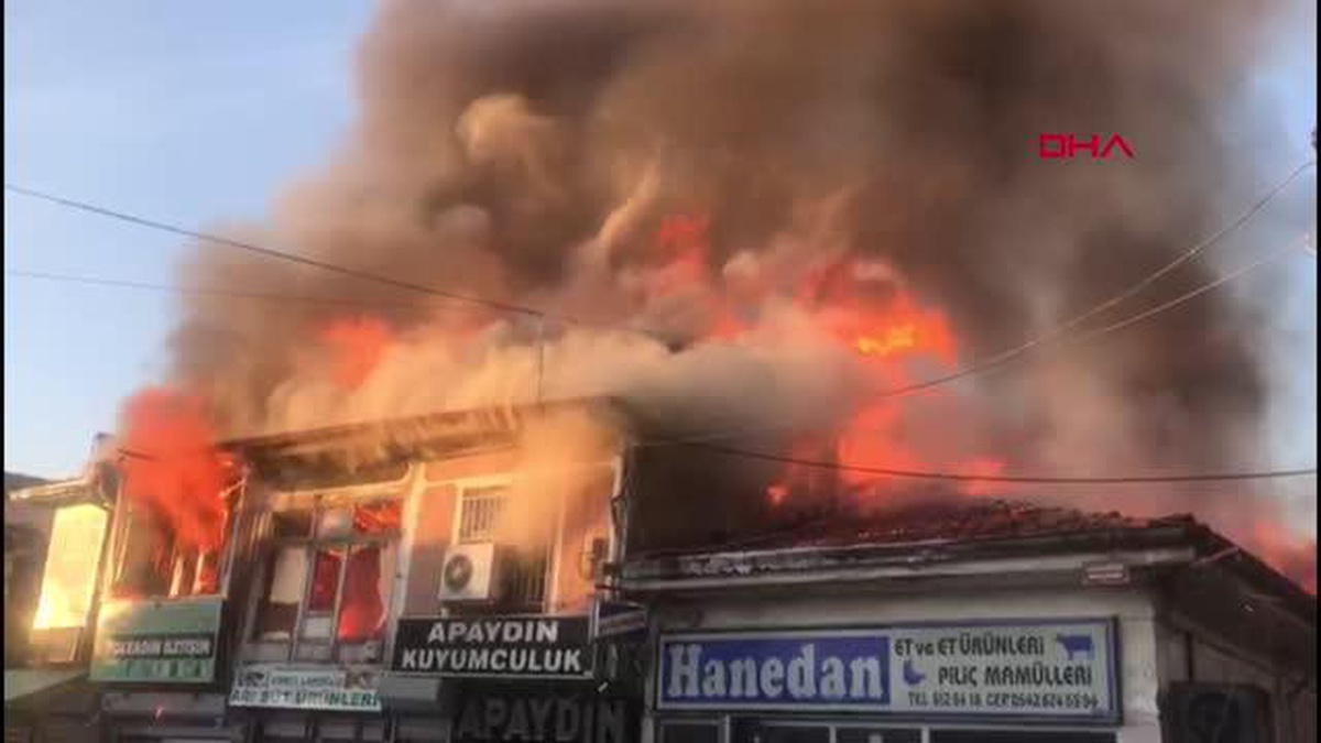 BOLVADİN\'DE ÇIKAN YANGINDA 15 İŞ YERİ ALEVLERE TESLİM OLDU