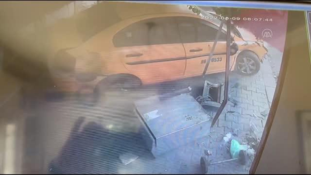 Son dakika haberi... Çalıntı kamyonetin neden olduğu zincirleme kaza güvenlik kamerasında
