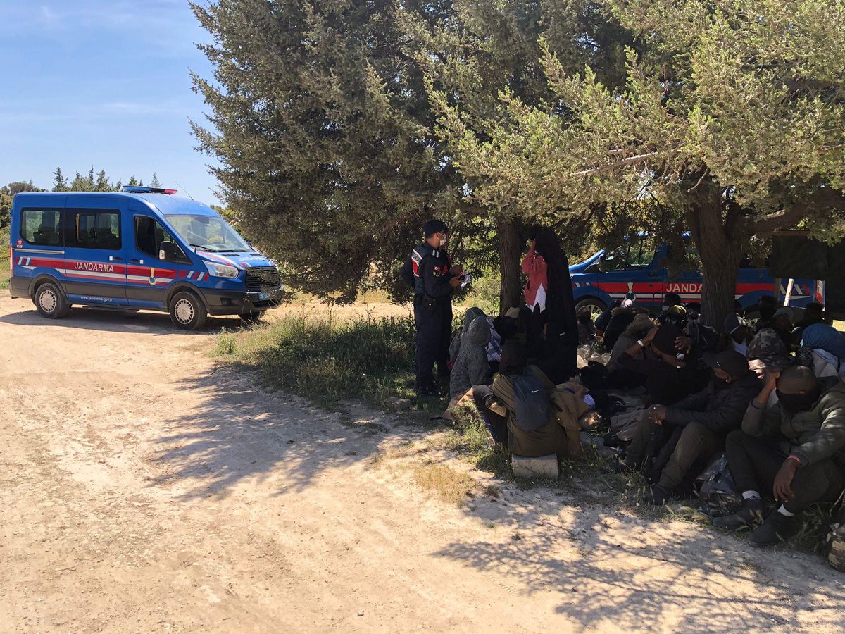 Çeşme'de 35 düzensiz göçmen yakalandı
