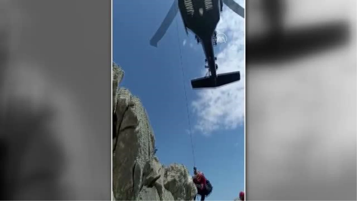Dağda mahsur kalan 3 yabancı turist askeri helikopterle kurtarıldı