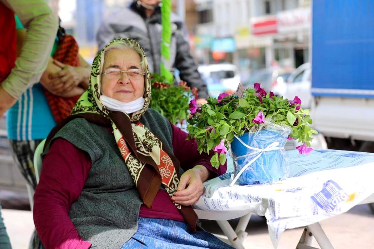 Didim Belediyesi\'nden kadınlara binlerce çiçek
