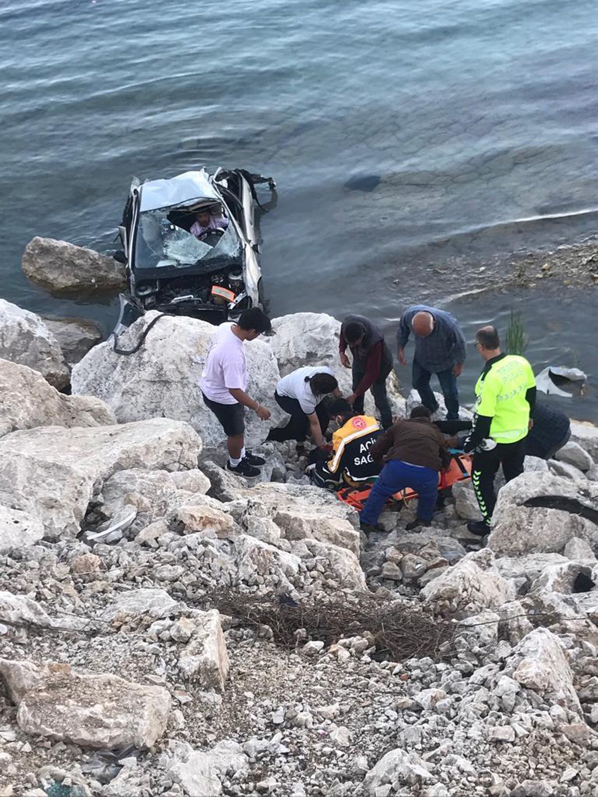Eğirdir Gölü\'ne devrilen otomobildeki 2 kişi yaralandı