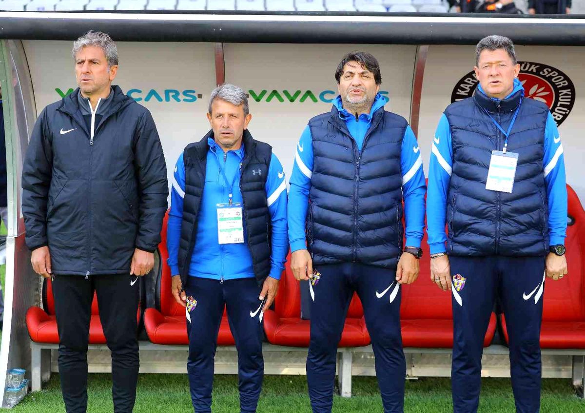 Eyüpspor\'da teknik direktör Hamza Hamzaoğlu ile yollar ayrıldı
