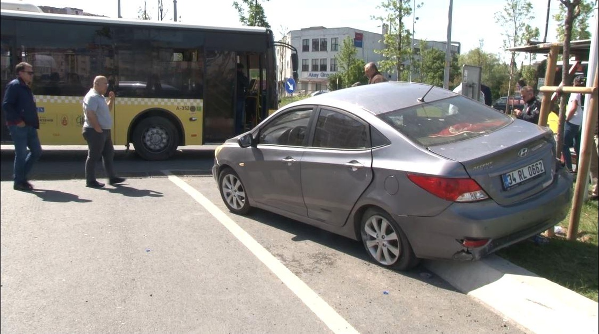 Gaziosmanpaşa\'da İETT otobüsü ile otomobil çarpıştı: 3 yaralı