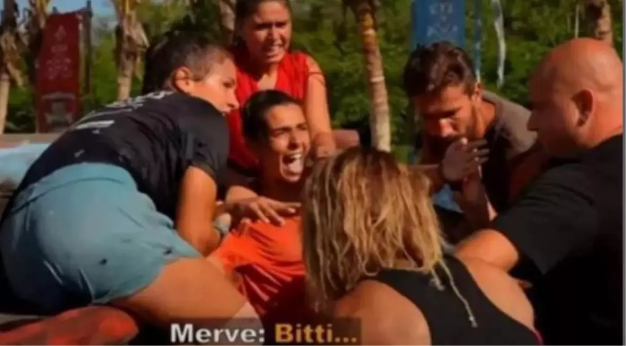 Gözyaşları sel oldu! Survivor\'dan elenen Barış Murat Yağcı, sakatlanan Merve Aydın\'ı hasta yatağında ziyaret etti