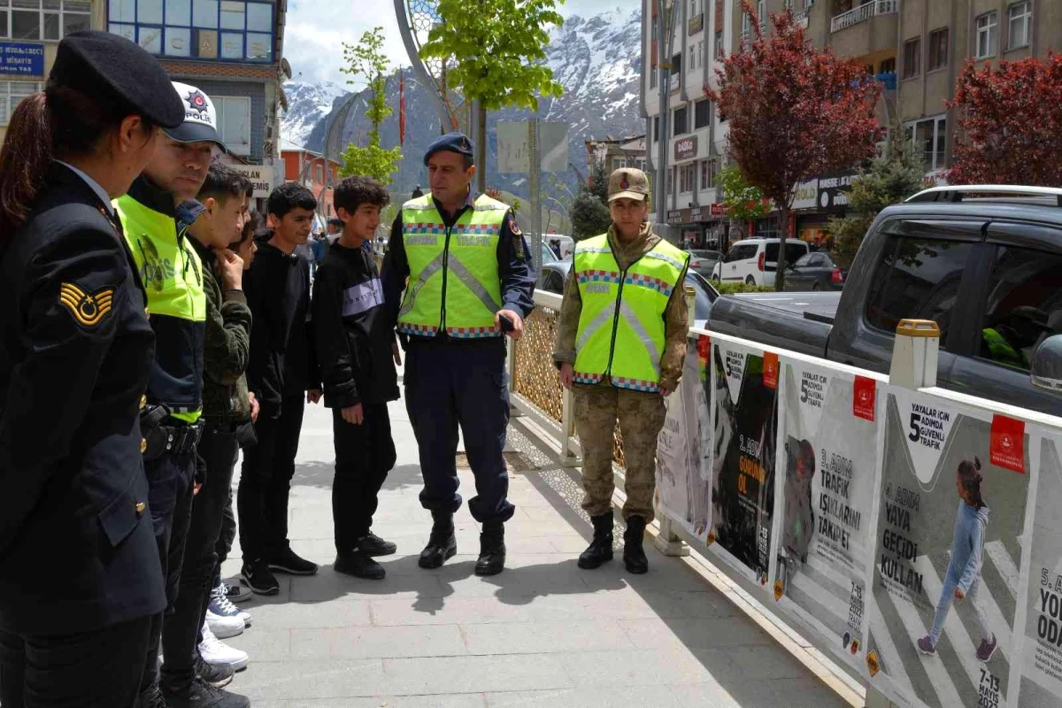 Hakkari\'de "Yayalar İçin 5 Adımda Güvenli Trafik" standı kuruldu