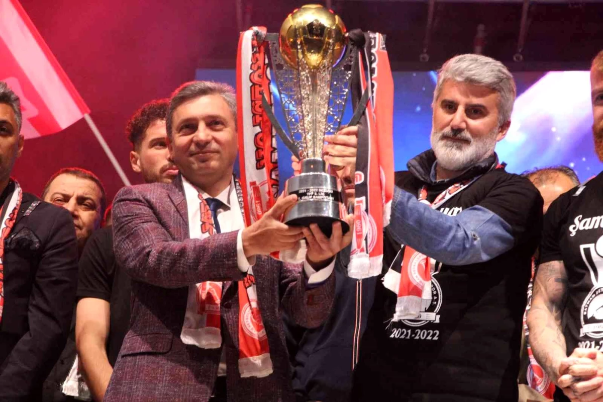 Hande Yener Batman Petrolspor\'un şampiyonluk kutlamaları için sahneye çıktı