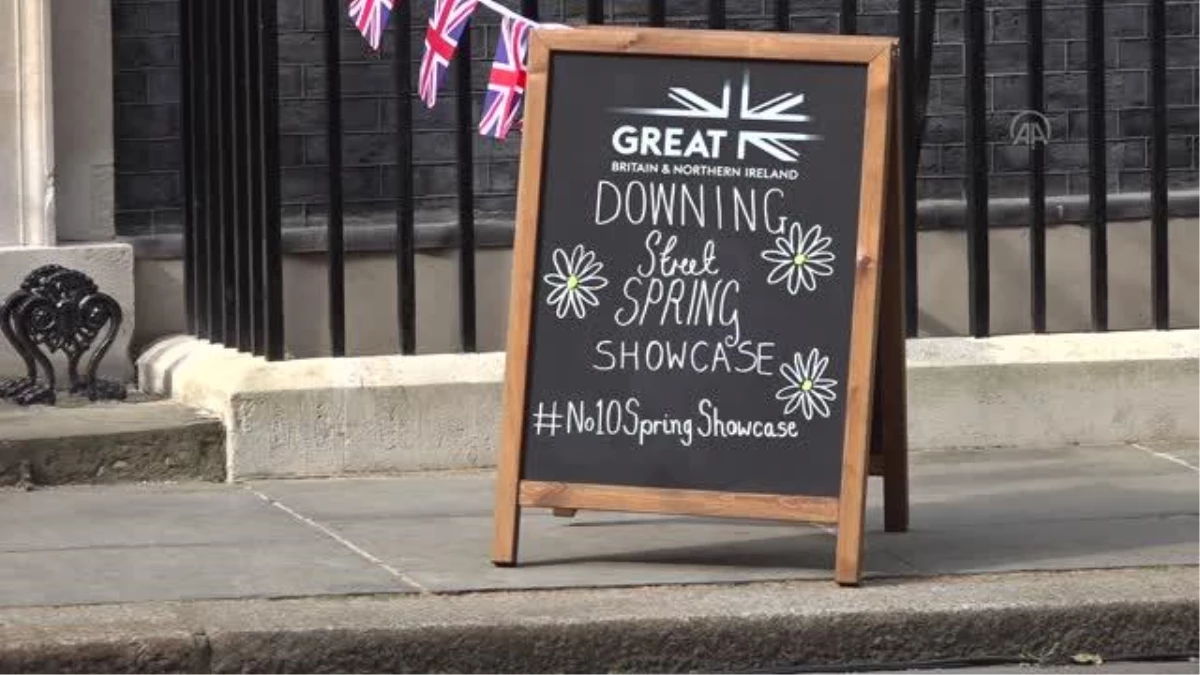 İngiltere Başbakanı Johnson, "Downing Street Bahar Vitrini" etkinliğinde standları gezdi