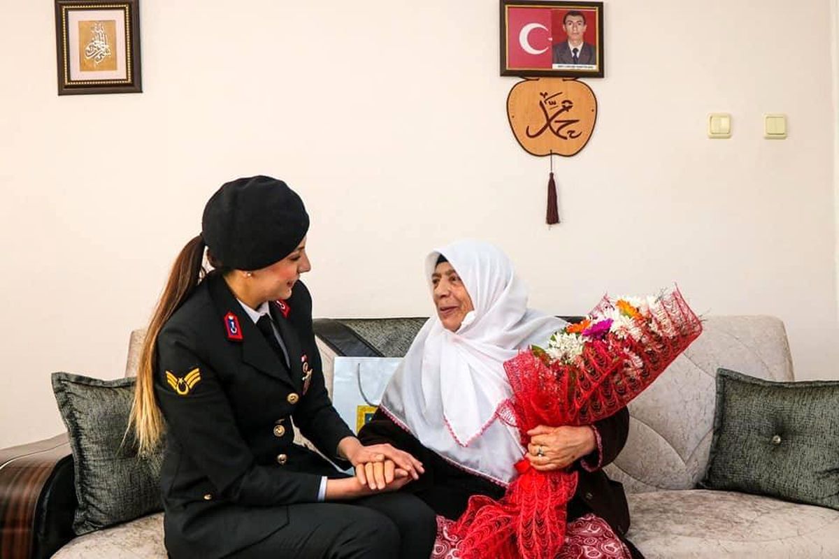 Jandarma, \'Anneler Günü\'nde şehit annelerini unutmadı