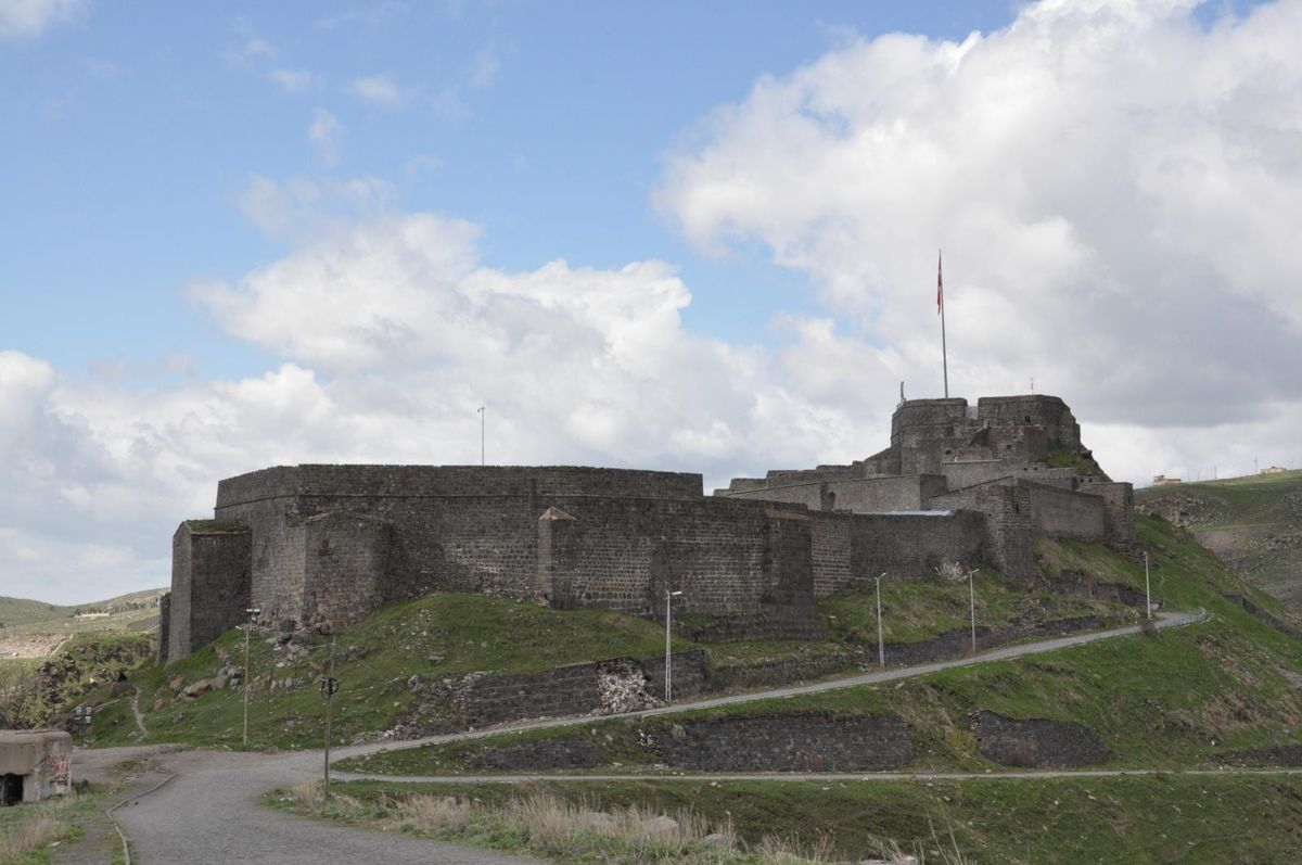 Kars Kalesi\'nin girişindeki istinat duvar yıkıldı