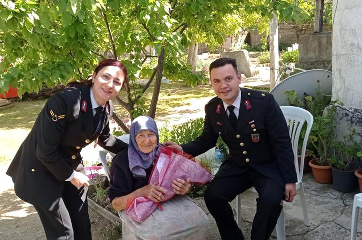 Kırklareli\'nde jandarma ekipleri şehit annelerini unutmadı