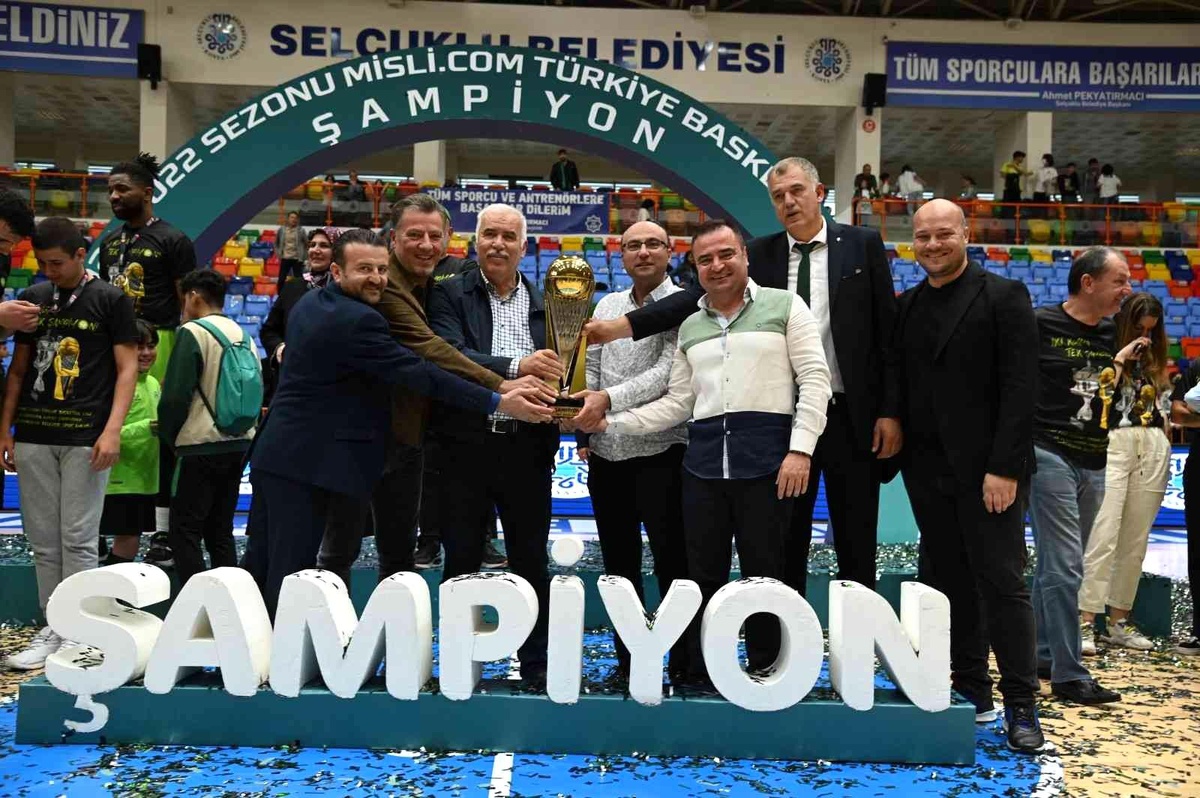 Manisa BBSK Basketbol Takımı kupasına kavuştu