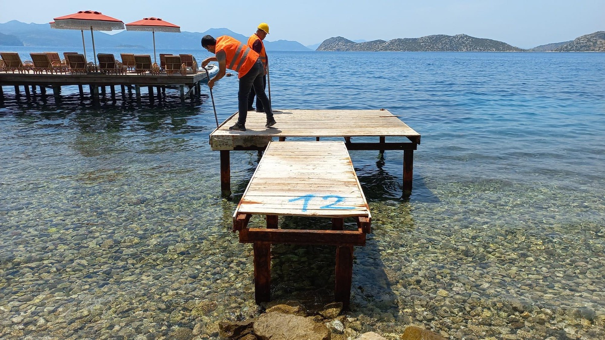 Marmaris\'te kaçak iskeleler yıkılıyor