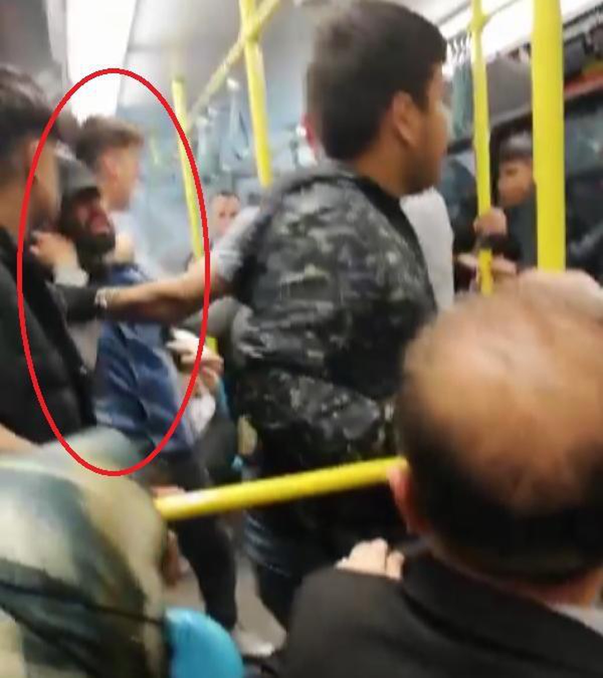 METRODAKİ \'SİGARA İÇME\' KAVGASI KAMERADA