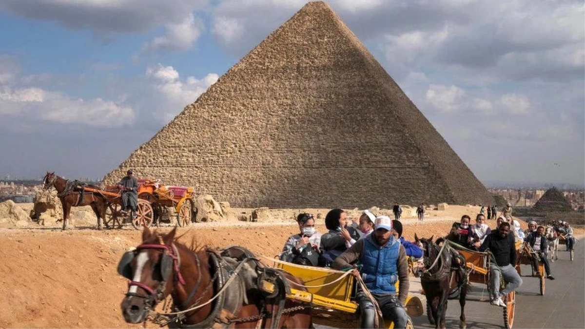 Mısır\'da 13 erkek çocuk piramitlerde turistleri taciz ettikleri gerekçesiyle tutuklandı