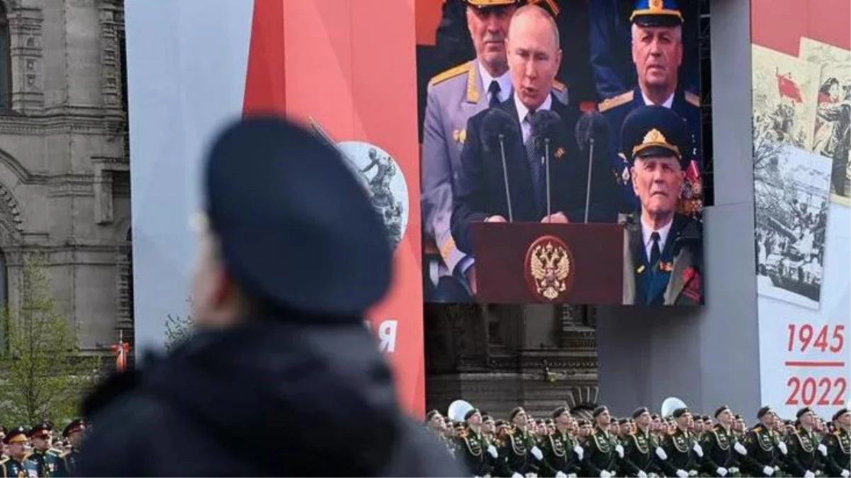 Putin, konuşurken Rus TV\'lerine siber saldırı düzenlendi! Ekranda, "Binlerce Ukraynalının ve yüzlerce çocuğunun kanı sizin ellerinizde" mesajı