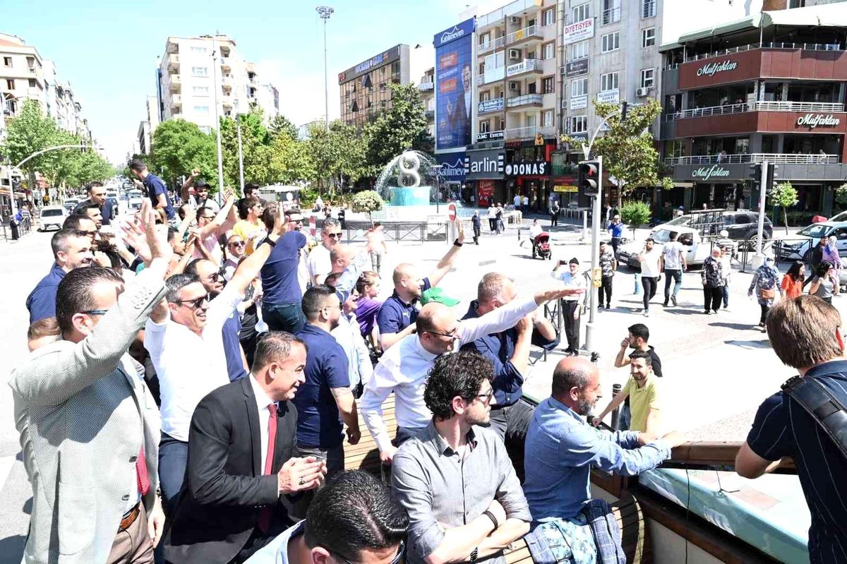 Şampiyon şehir turunda taraftarıyla buluştu