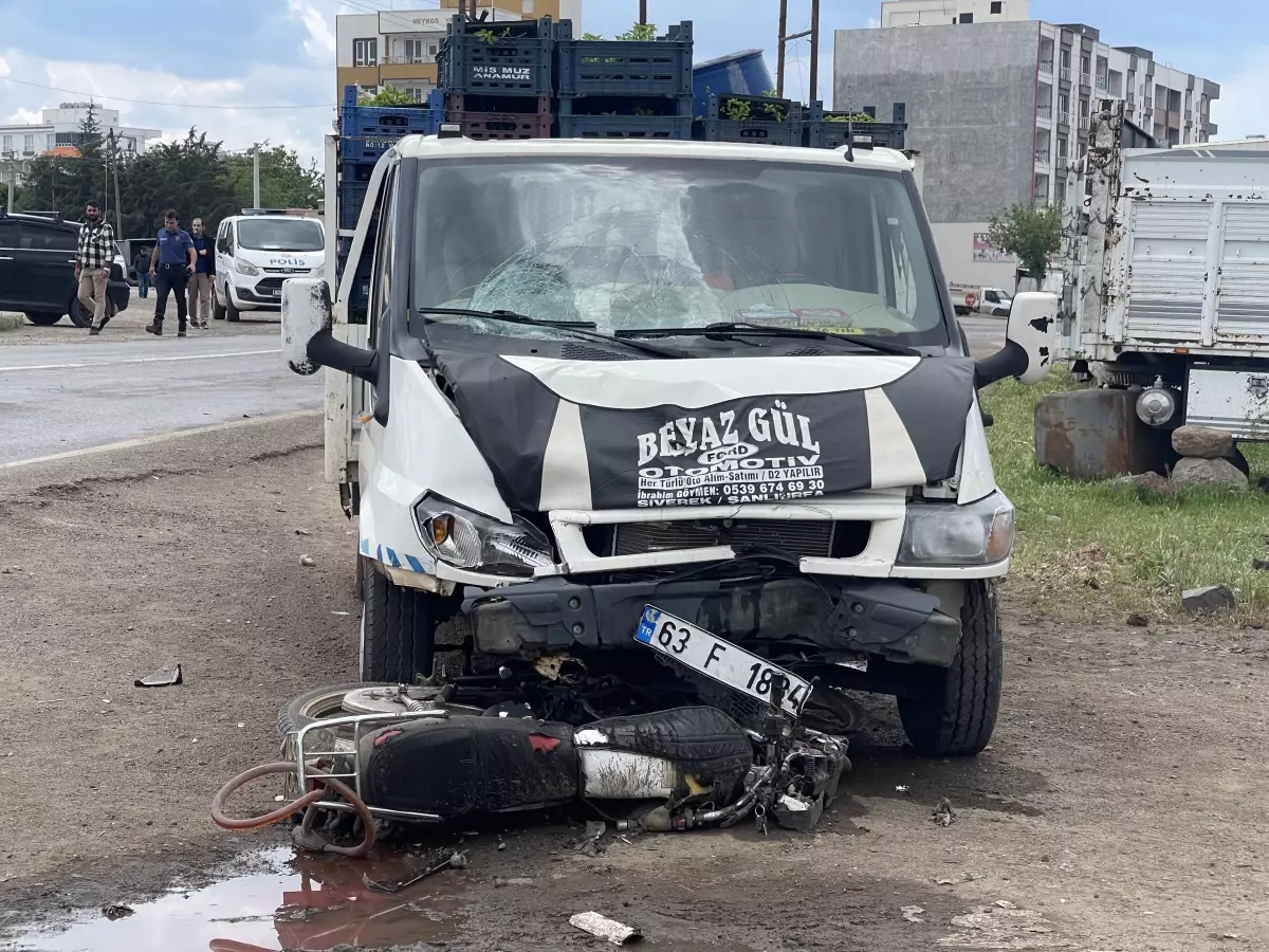 ŞANLIURFA - Kamyonetin çarptığı motosikletteki 2 kişi yaralandı