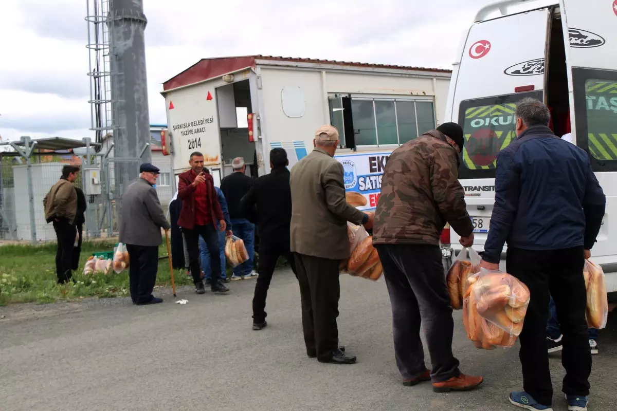 Şarkışla Belediyesi, fırıncıların üretmediği somun ekmeği Sivas\'tan getirtiyor