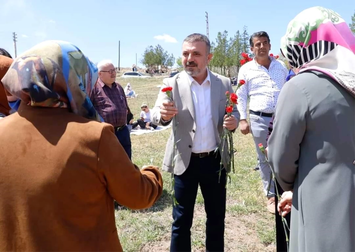 Sincan Belediye Başkanı Murat Ercan\'dan annelere çiçek