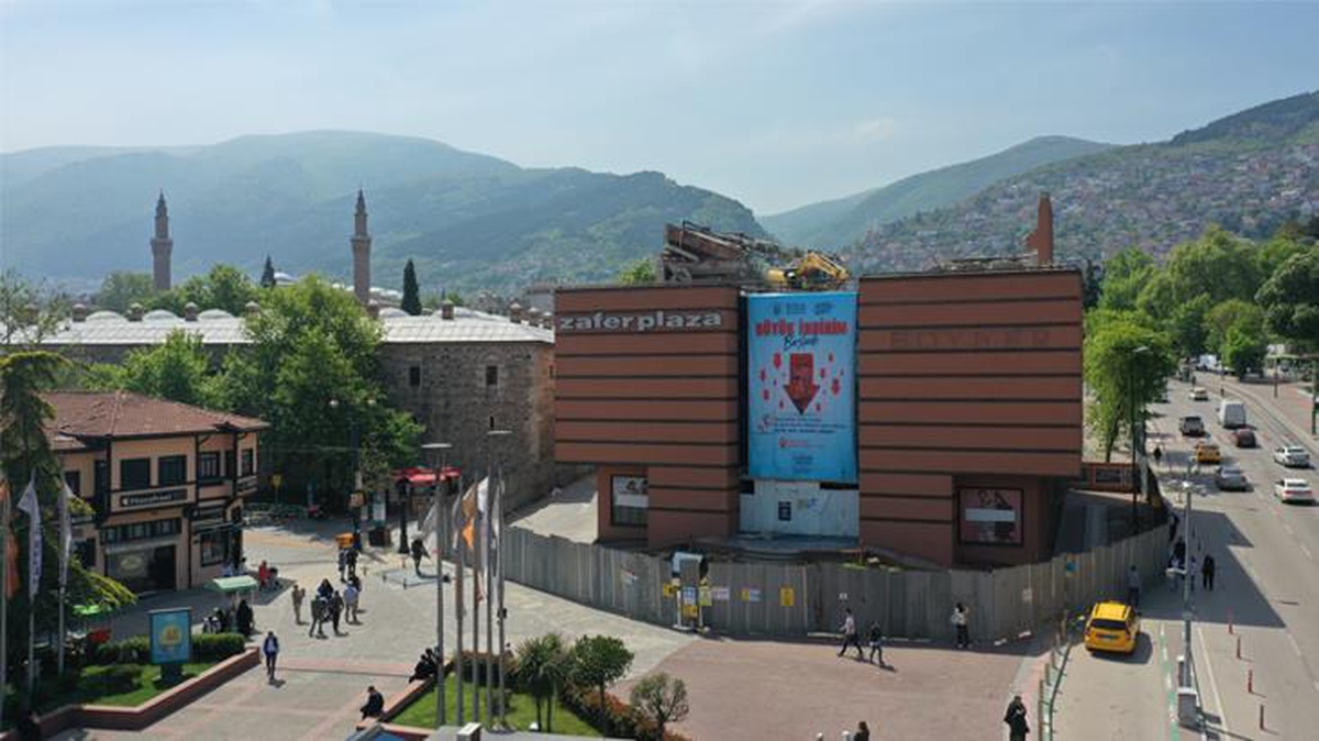 Bursa Büyükşehir Belediyesi\'nin önemli projesinde son aşamaya gelindi! AVM\'ye ait binanın yıkımına başlandı