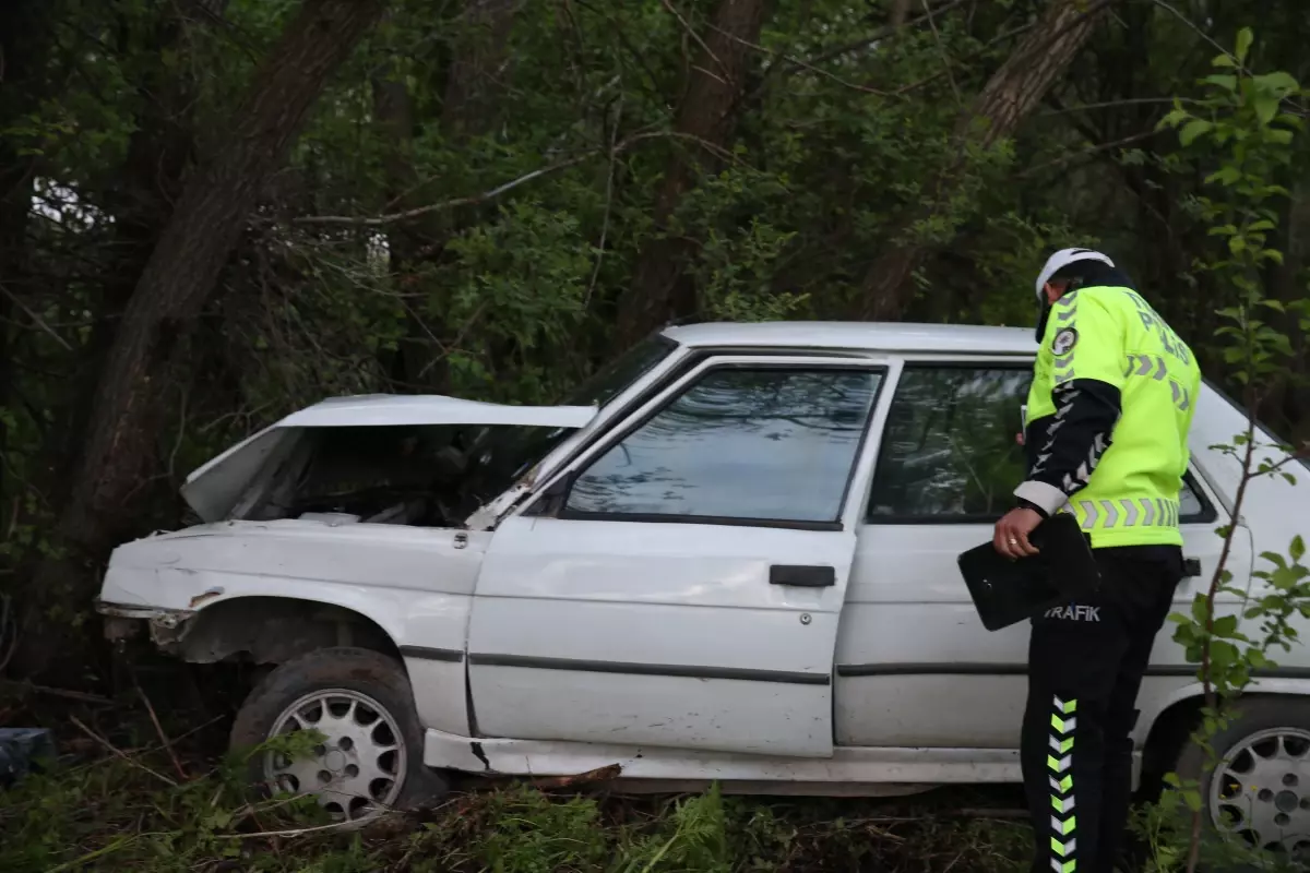 Tokat\'ta yeni aldıkları otomobille kaza yapan baba ve oğlu yaralandı