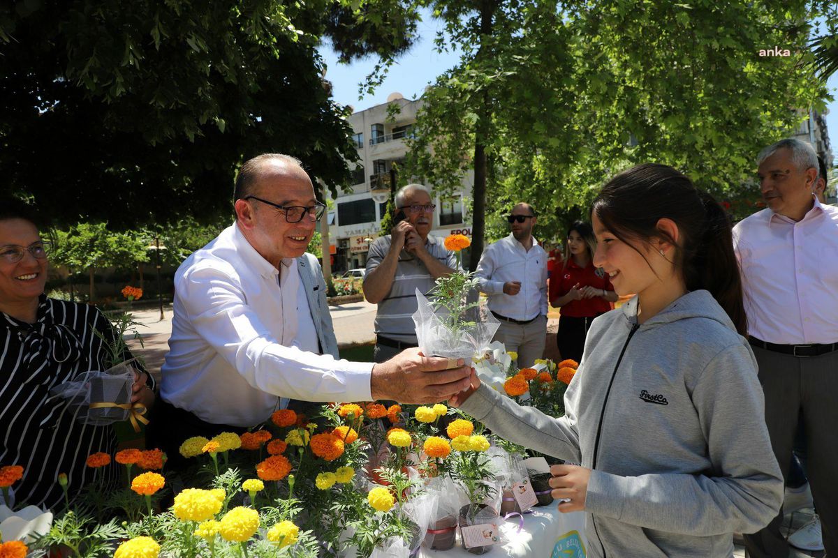 Turgutlu Belediye Başkanı Akın\'dan Anneler Günü Ziyaretleri