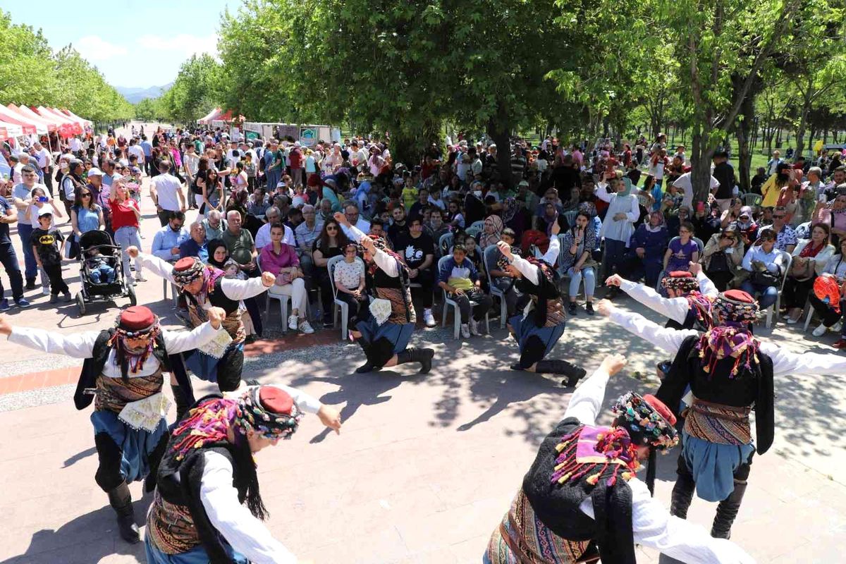 Turgutlu'da Yerel Tohum Takas ve Bahar Şenliği'ne Yoğun İlgi