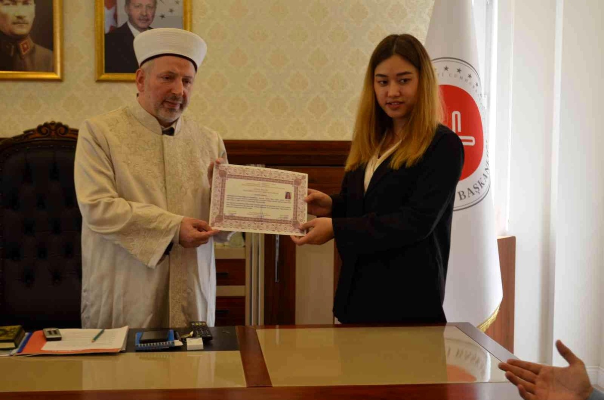 Yalova\'da yaşayan Tayland vatandaşı kadın Elif ismini alarak Müslüman oldu