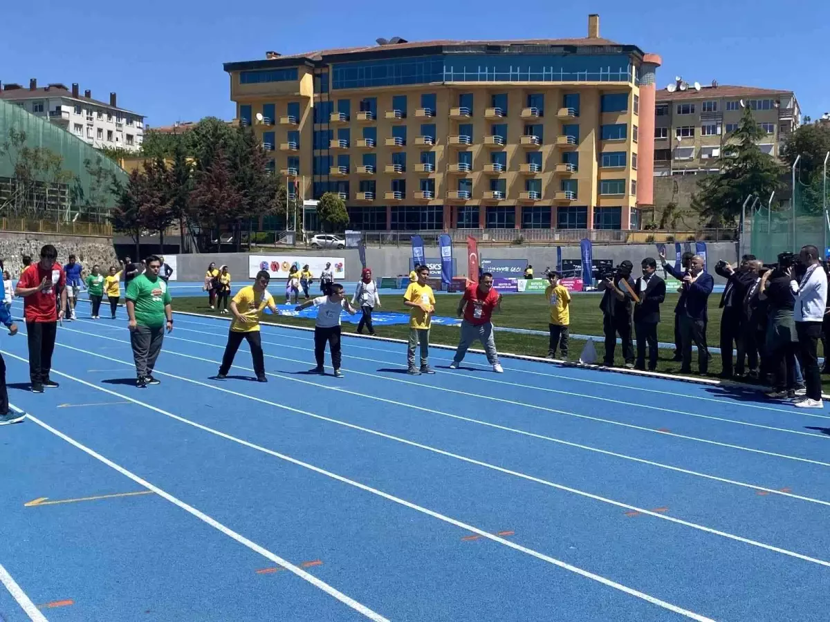 2 bin 100 sporcu, Üsküdar\'da 15. Uluslararası Özel Sporcular Atletizm Şenliğinde ter döktü