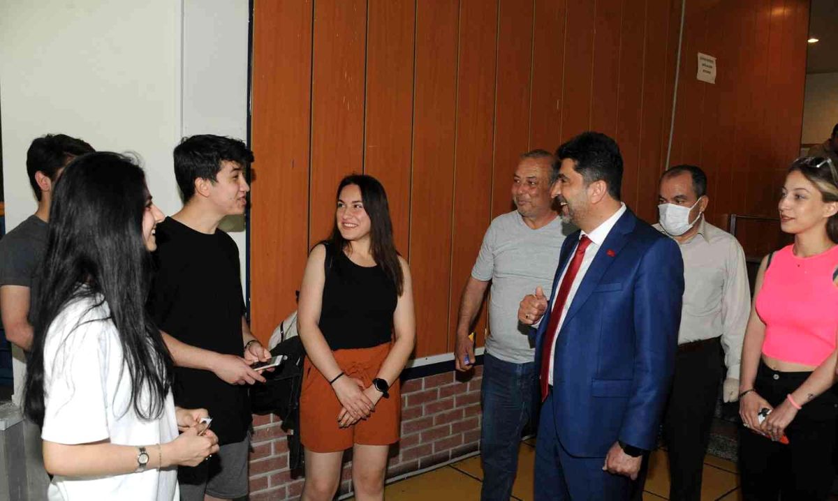 ADÜ Rektörü Aldemir, üniversite yemekhanesinde öğrencilerle bir araya geldi