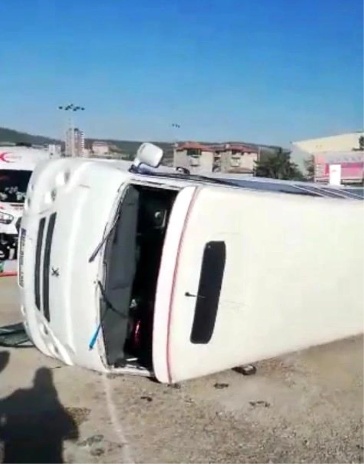 AFYONKARAHİSAR - Servis minibüsü ile otomobilin çarpıştığı kazada 17 kişi yaralandı