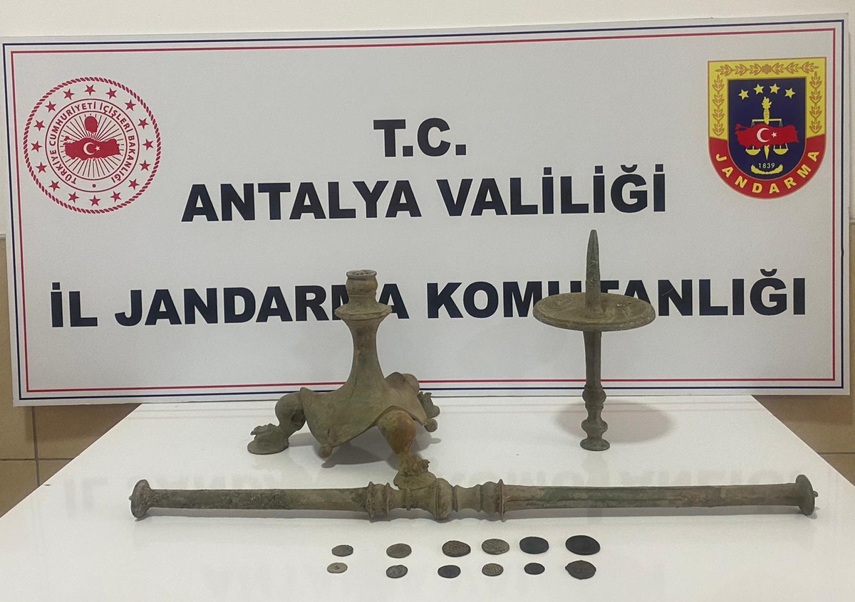 Antalya\'da kargoyla tarihi eser göndermek isteyen 2 şüpheli yakalandı