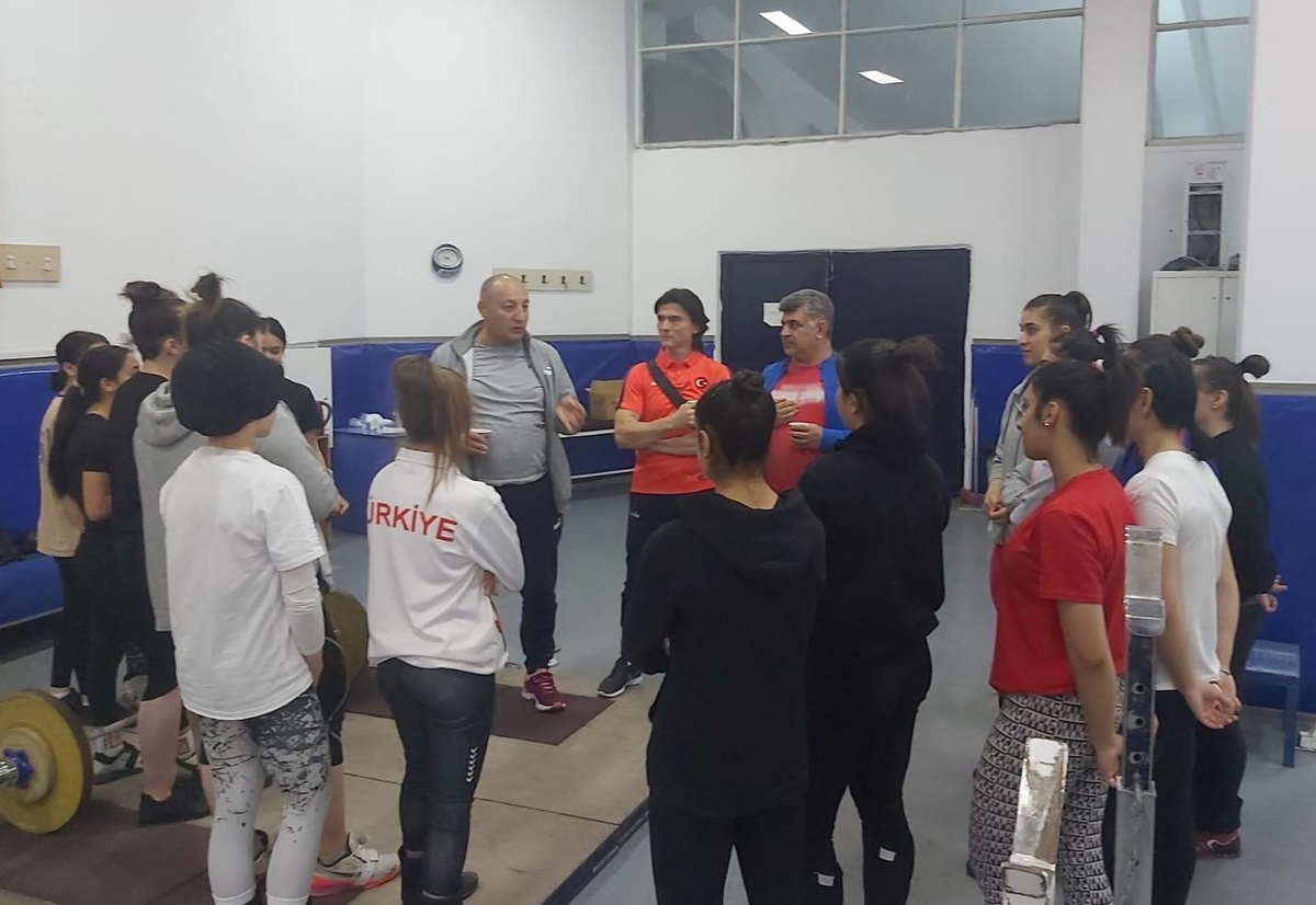 Başkan Ünlü\'den Dünya Şampiyonası\'na hazırlanan "yıldız" haltercilere ziyaret