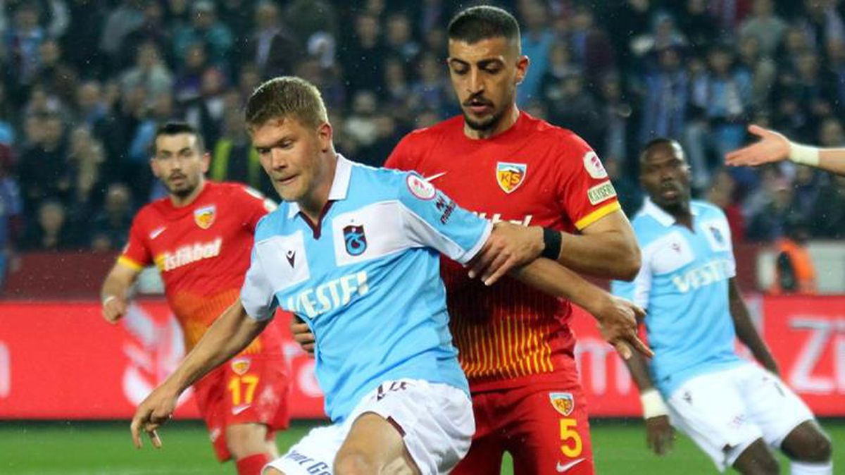 Kayserispor-Trabzonspor karşılaşmasında sahaya atılan balık şaşkınlık yarattı