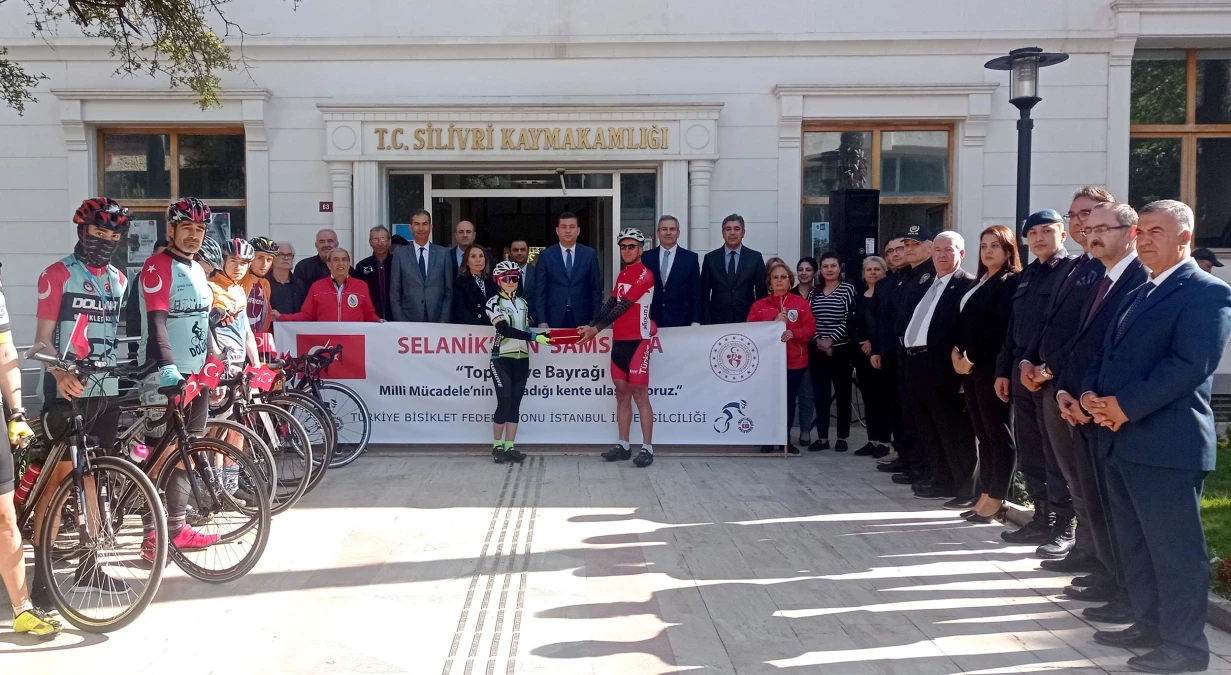 Bisikletçilerin Selanik\'ten Samsun\'a taşıdığı "Ata toprağı" İstanbul\'a ulaştı