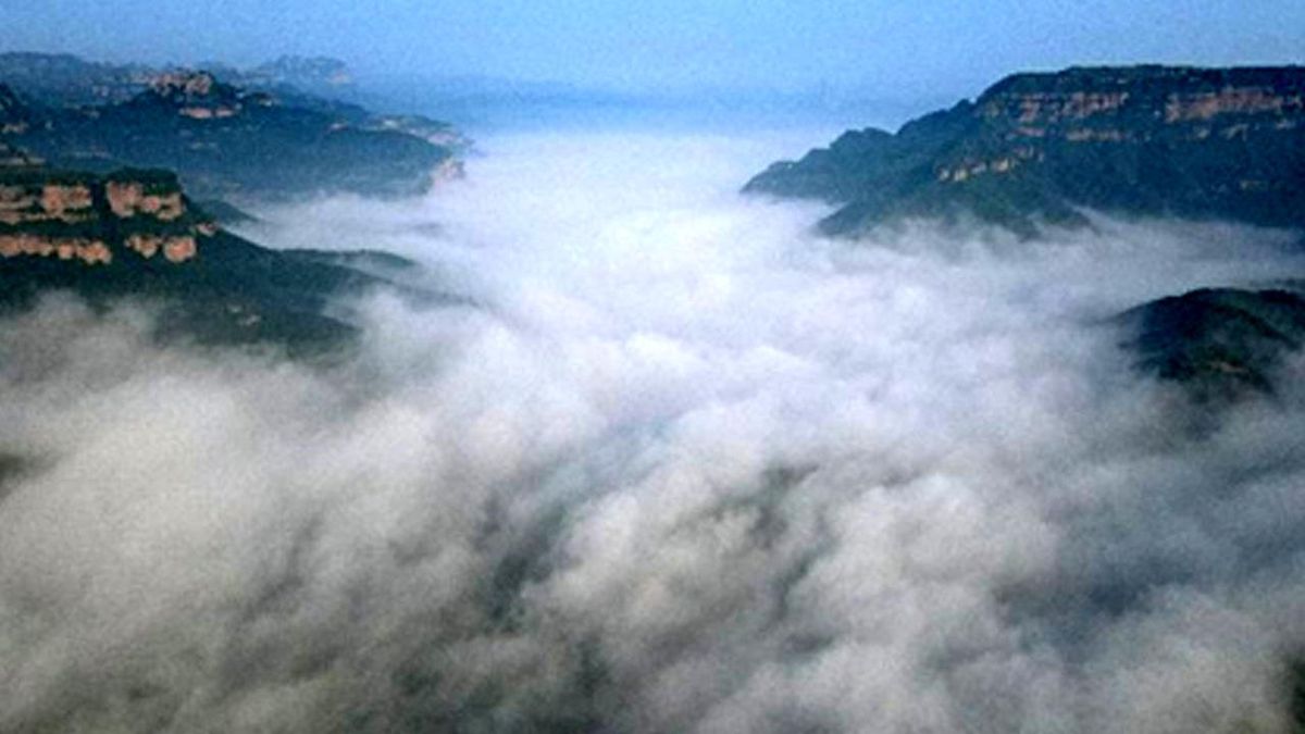 Çin\'in Kuzeyinde Bulutların Üzerinden Bir Dağ Manzarası