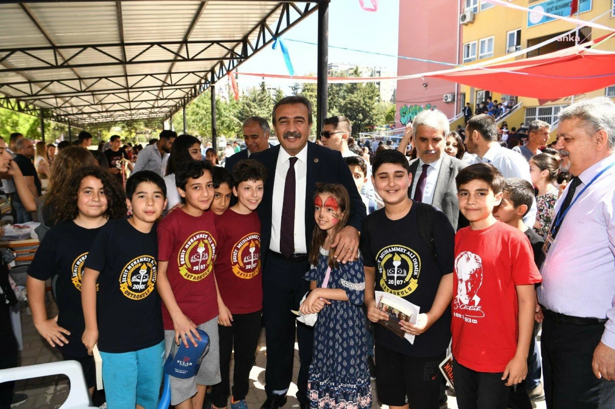 Çukurova Belediye Başkanı Çetin, Tübitak Bilim Fuarını ve Kariyer Günleri Stantlarını Ziyaret Etti