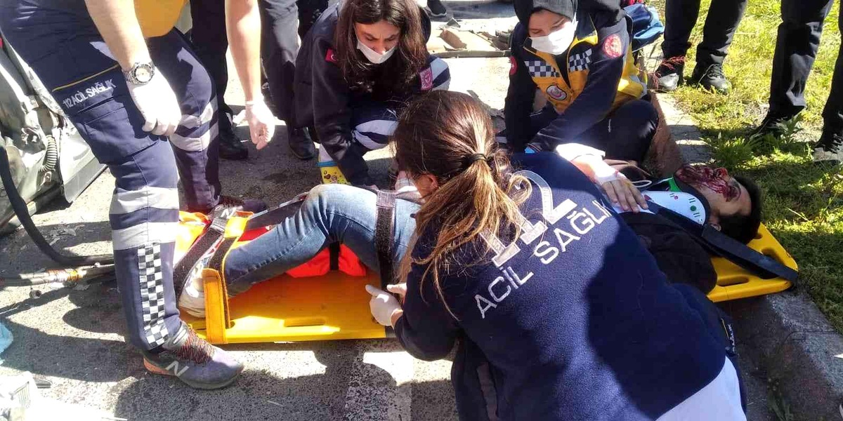 Duble yolda feci kaza: Kamyonun altına giren otomobil kağıt gibi ezildi