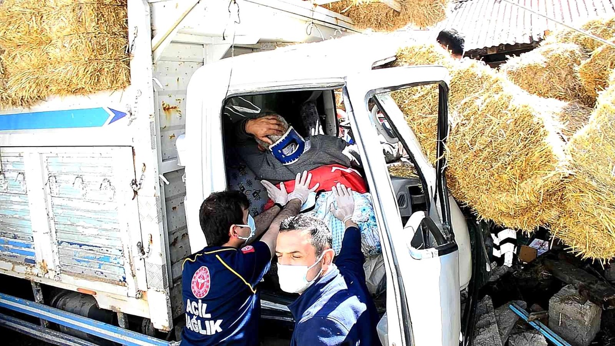 Frenleri patlayan saman yüklü kamyonet bahçe duvarına çarparak durdu