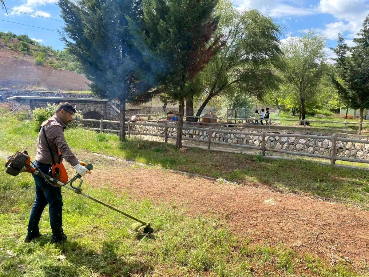 Gölbaşı\'nda parklara bakım çalışması