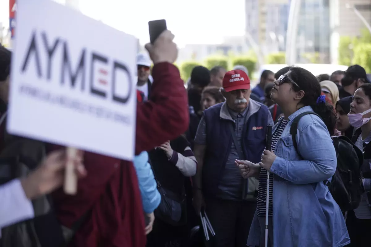 Görme engelliler noterlerde imza için tanık istenmesini protesto etti
