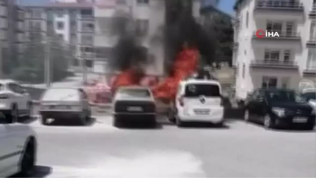 Hastane bahçesinde park halindeki otomobil yandı