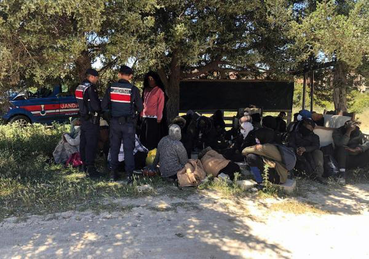 İzmir\'de 63 kaçak göçmen yakalandı