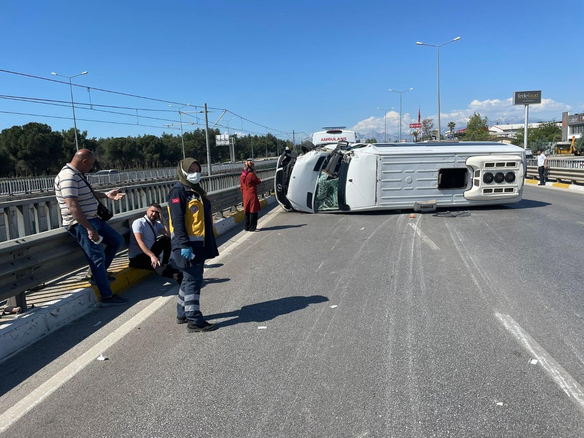 Son dakika haber! Kamyonla çarpışan minibüs yan yattı: 8\'i turist 9 yaralı