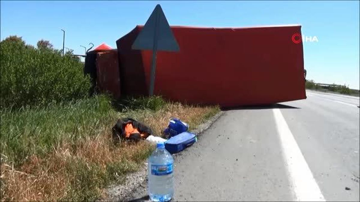 Kamyonun çarpmasıyla hurda yığınına dönen otomobilden sağ kurtuldu
