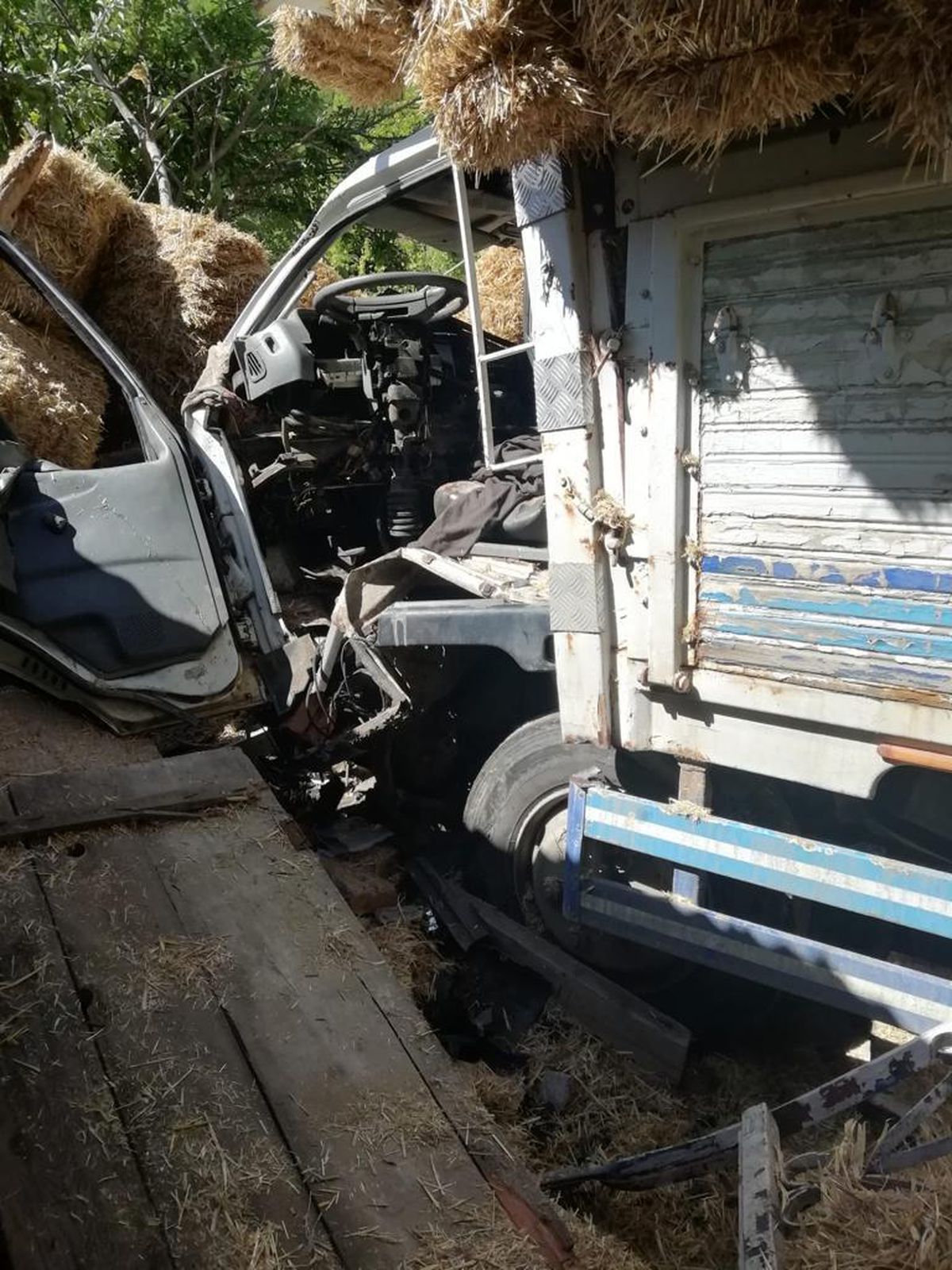 Karabük\'te duvara çarpan saman yüklü kamyondaki 2 kişi yaralandı