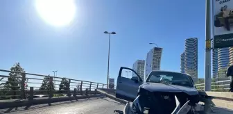 Kartal'da bariyerlere çarpan otomobilin sürücüsü ağır yaralandı
