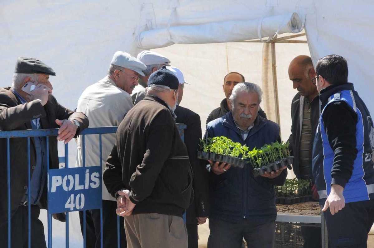 Kırşehir\'de "40 Köy 40 Tohum Projesi"nde 150 bin sebze fidesi daha dağıtıldı