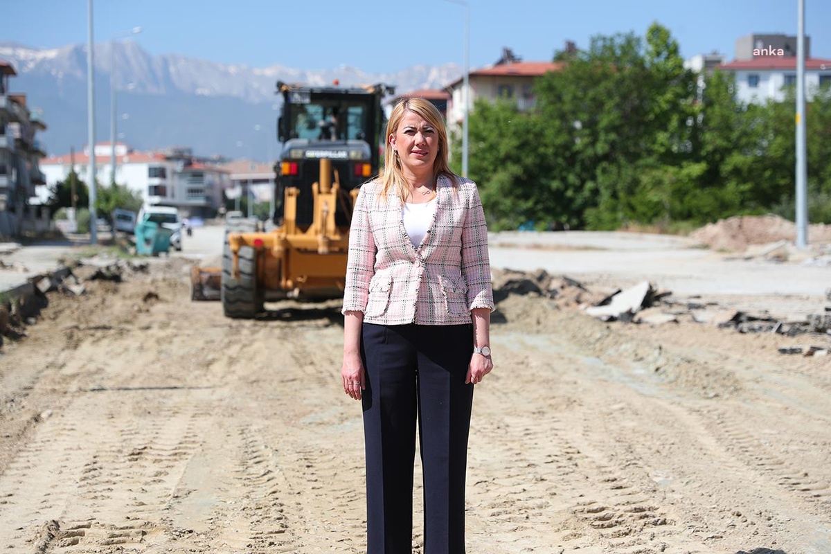 Merkezefendi\'de Sıcak Asfalt Serim Çalışmaları Devam Ediyor